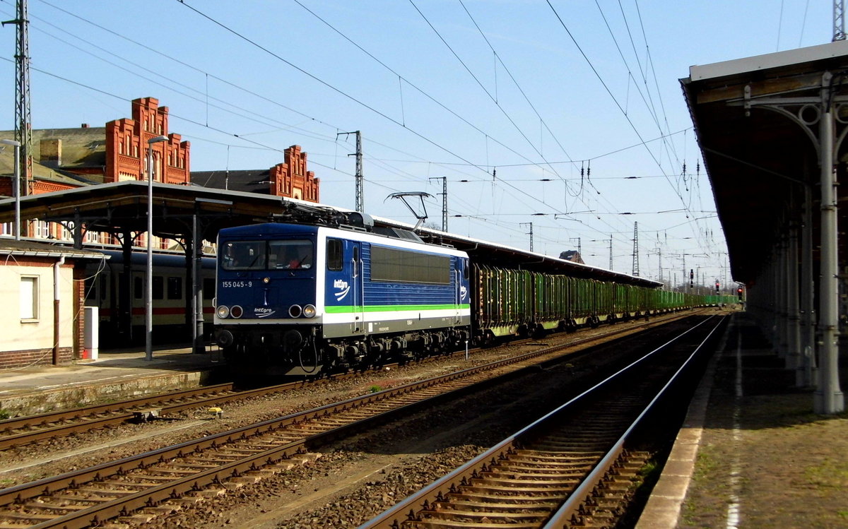 Am 02.04.2016 kam die 155 045-9 von der IntEgro (Press)   aus Richtung Berlin nach Stendal und fuhr weiter in Richtung Borstel .