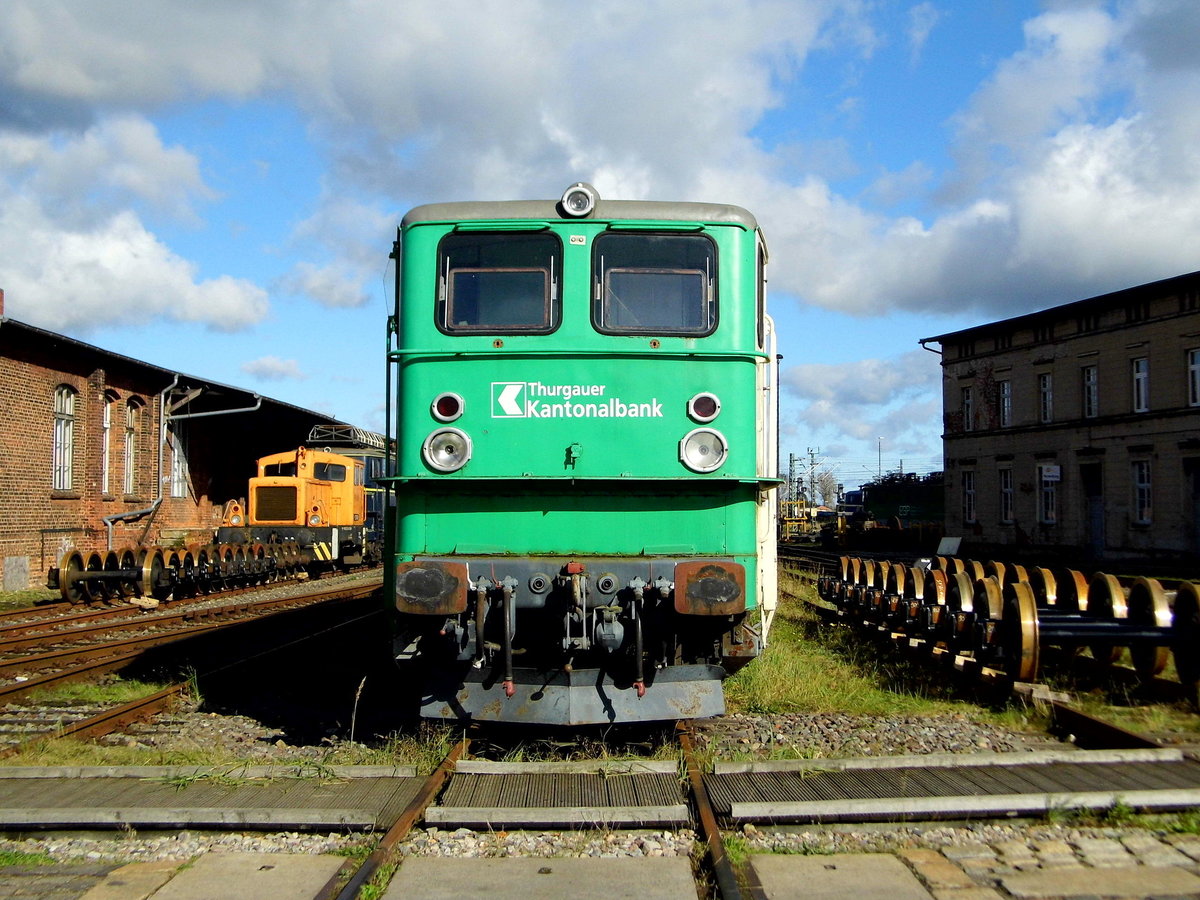 Am 08.10.2017 stand die DP 64  (142 199-9 )     im Historischen Lokschuppen Wittenberge beim Herbstfest .