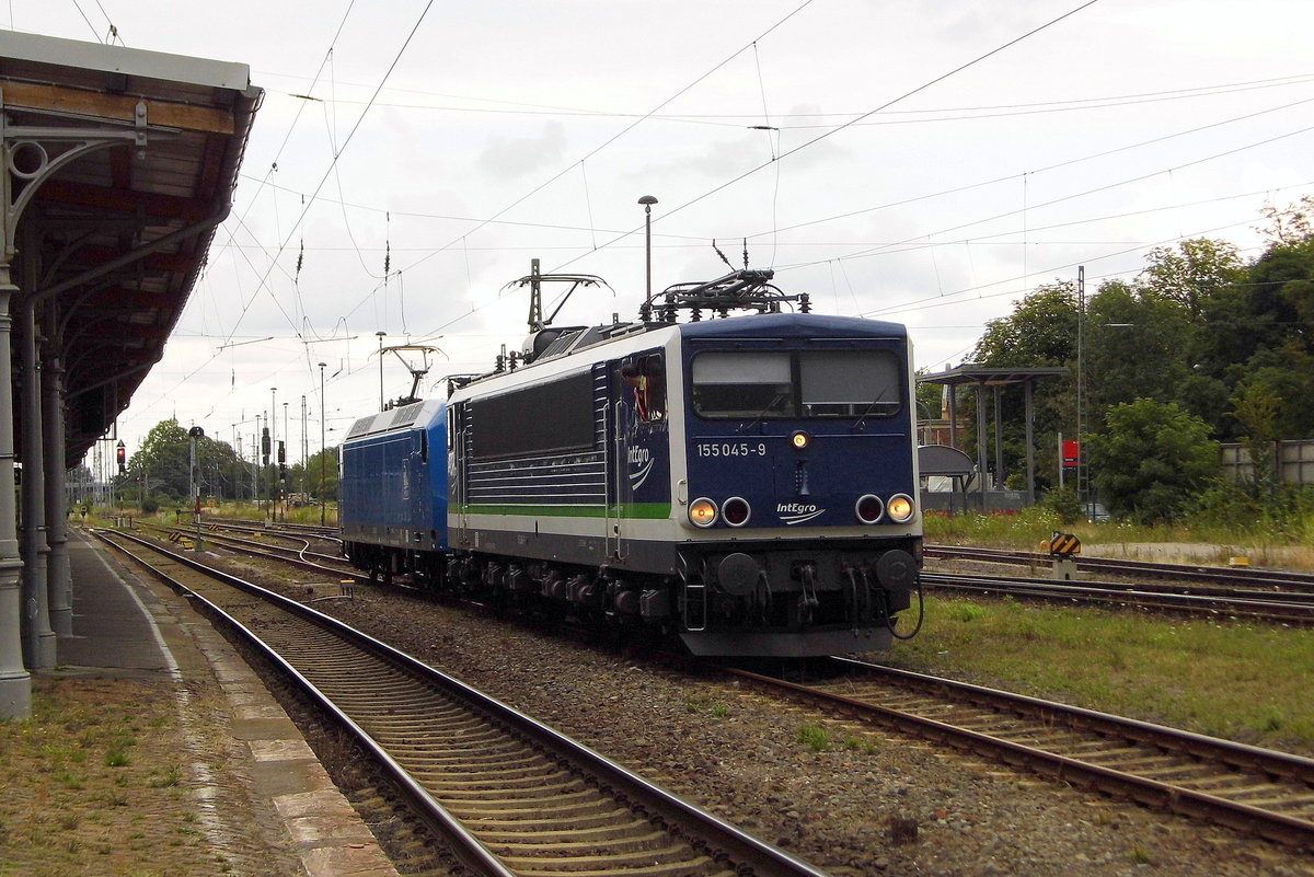 Am 13.07.2016 Rangierfahrt von der 145 030-7 von der Press und die 155 045-9 von der IntEgro (Press)   in Stendal . 