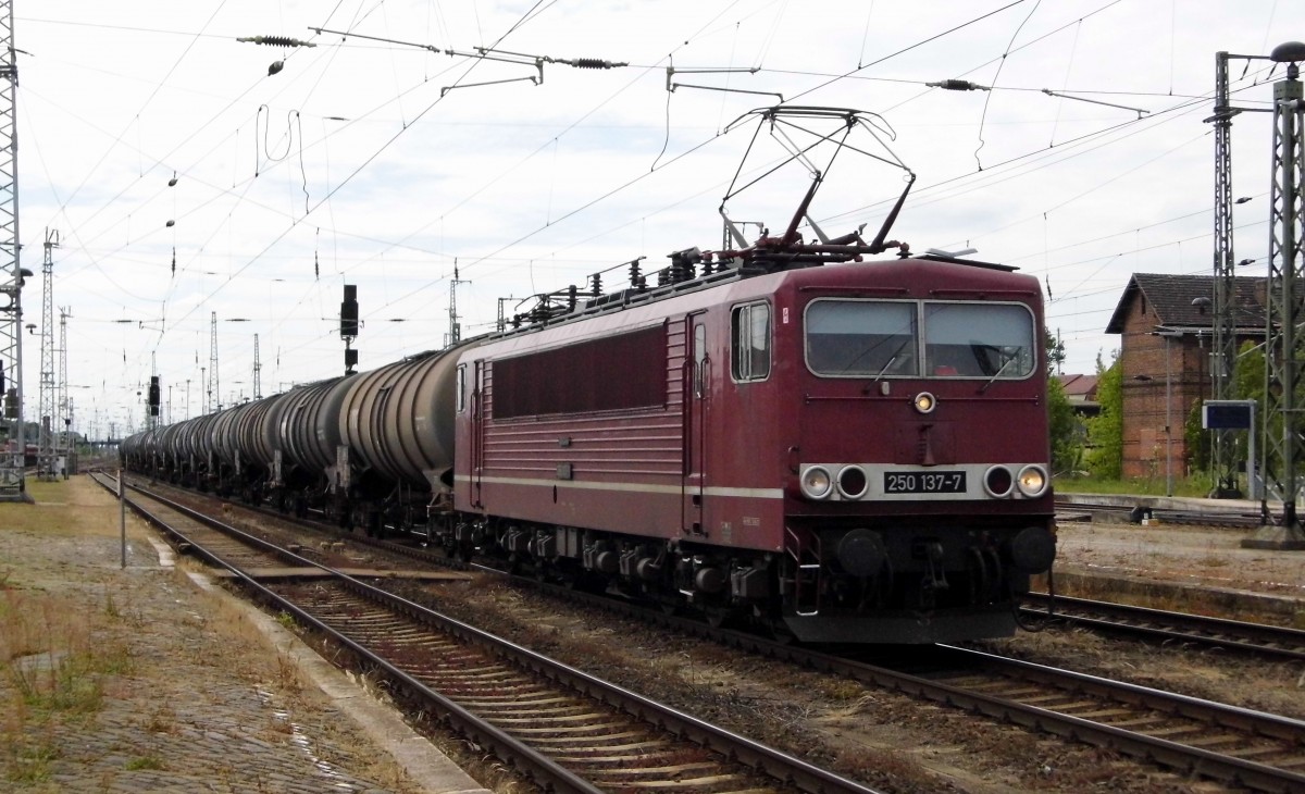 Am 31.05.2015 kam die 250 137-7 von der LEG Leipziger Eisenbahn GmbH. aus Richtung Salzwedel  nach Stendal und fuhr weiter in Richtung Magdeburg .